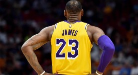 新赛季足球备战：库明加签约争议与球队内部矛盾